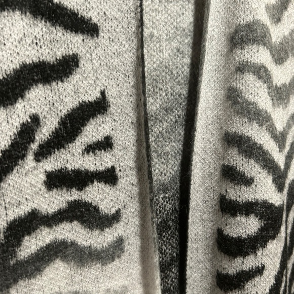 Bobeau Open Front Cardigan Zebra Animal Print - Picture 4 of 5
